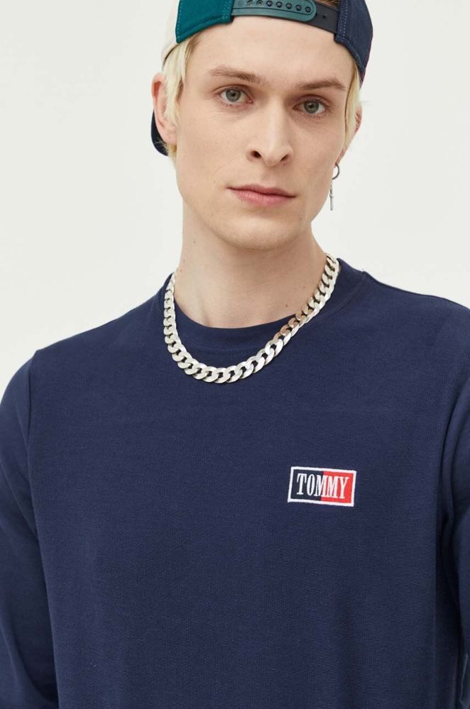 Бавовняний лонгслів Tommy Jeans колір синій з аплікацією (3282068)